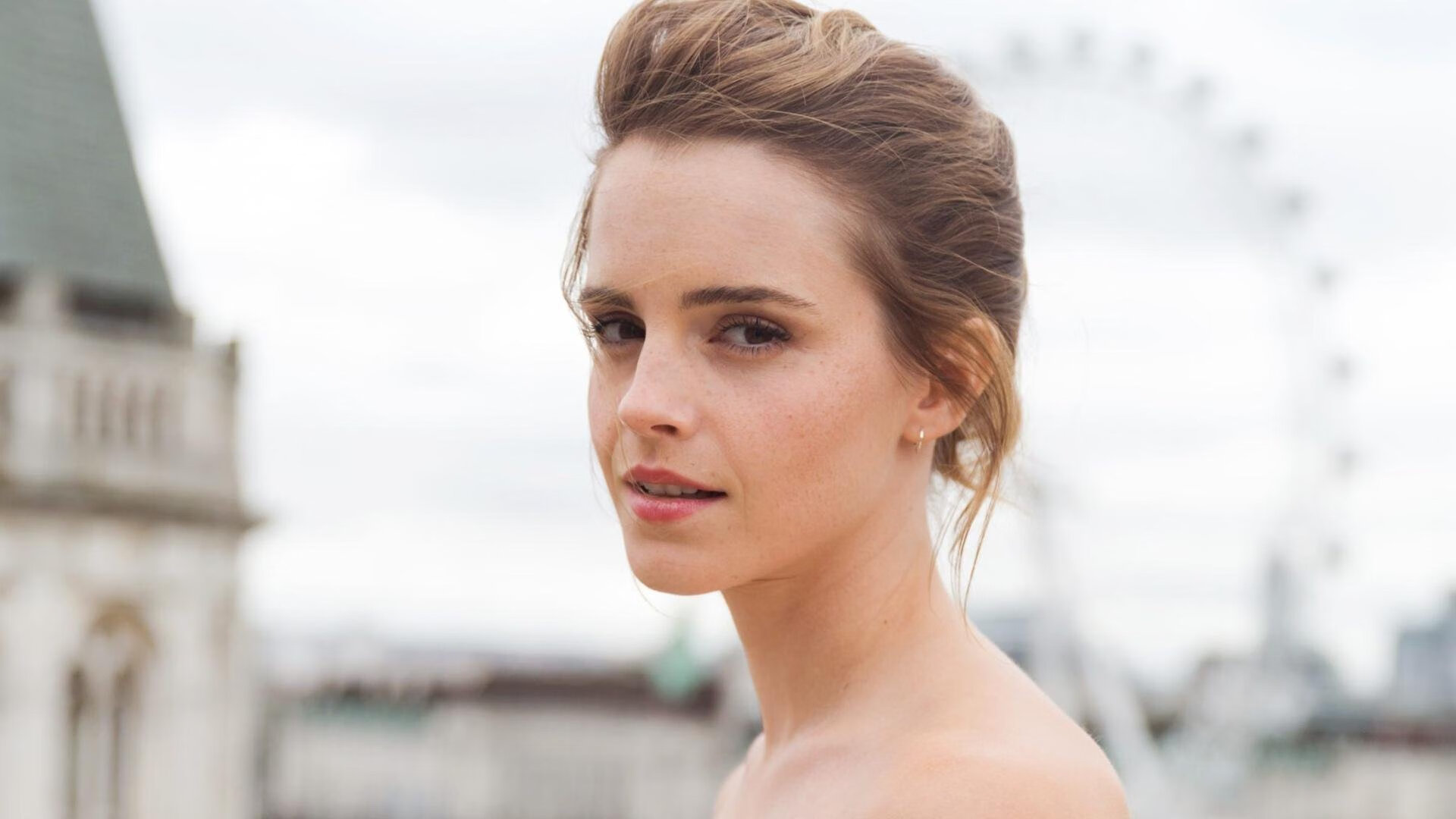 “青少年足球装备升级，专业化设备普及全国”，青少年足球比赛用鞋规定